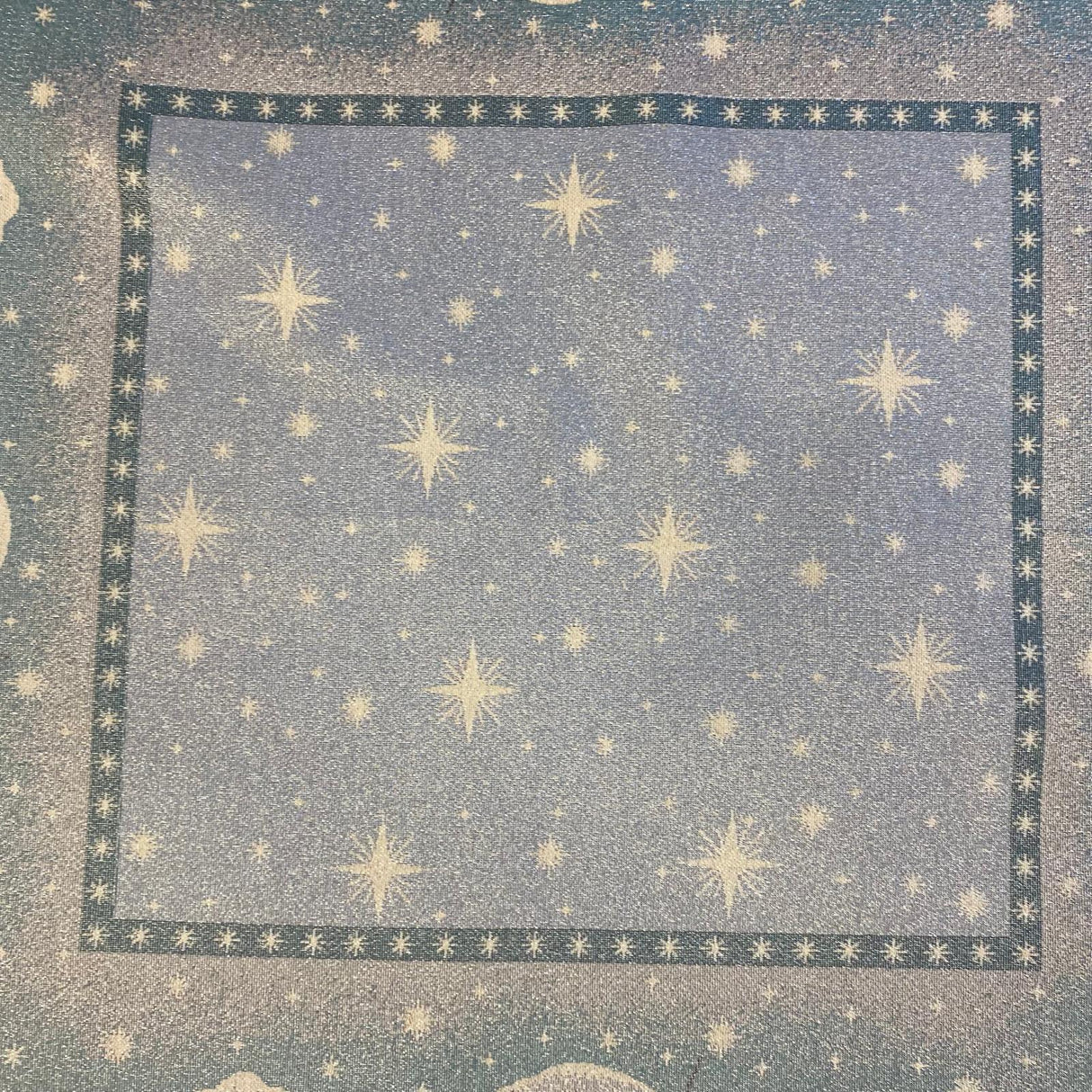 Winterdecke "Bescherung" mit Weihnachtsmann und Schlitten – 100x100cm   von Wimpelberg