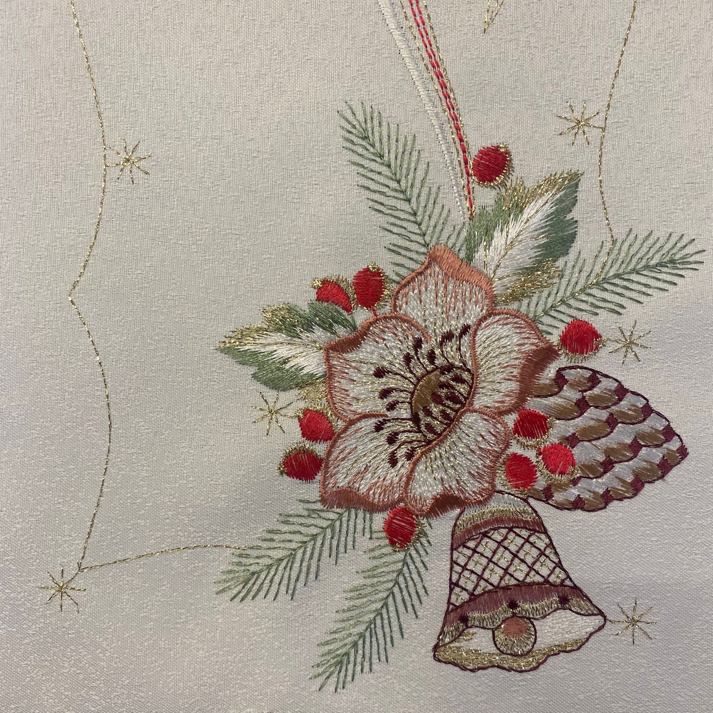 Tischläufer Plauener Spitze Gesteck Weihnachten – 26x50 cm, Cremefarbig   von Wimpelberg