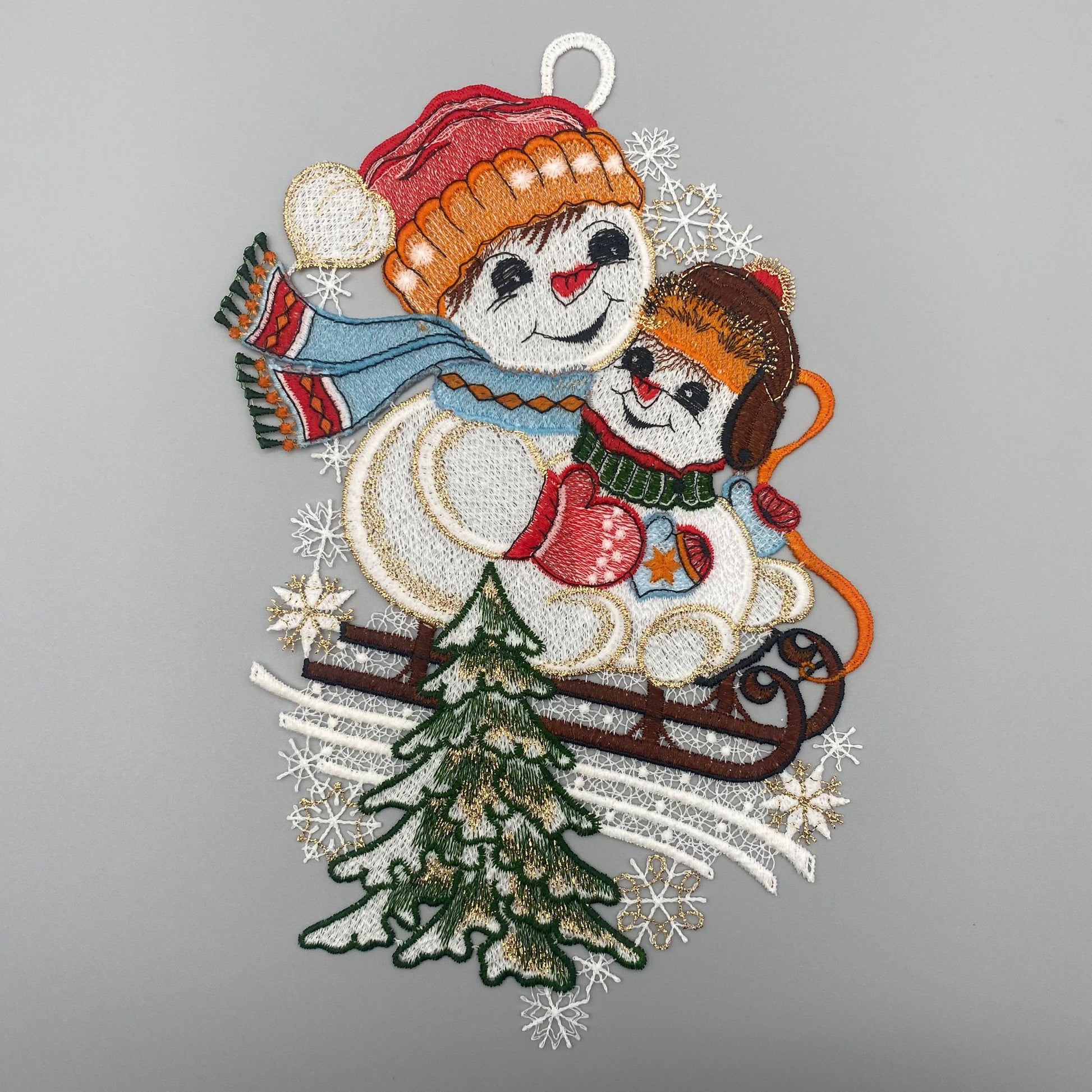 Fensterbild "Schneemann mit Kind" – Plauener Spitze | Fensterdeko Weihnachten   von Wimpelberg