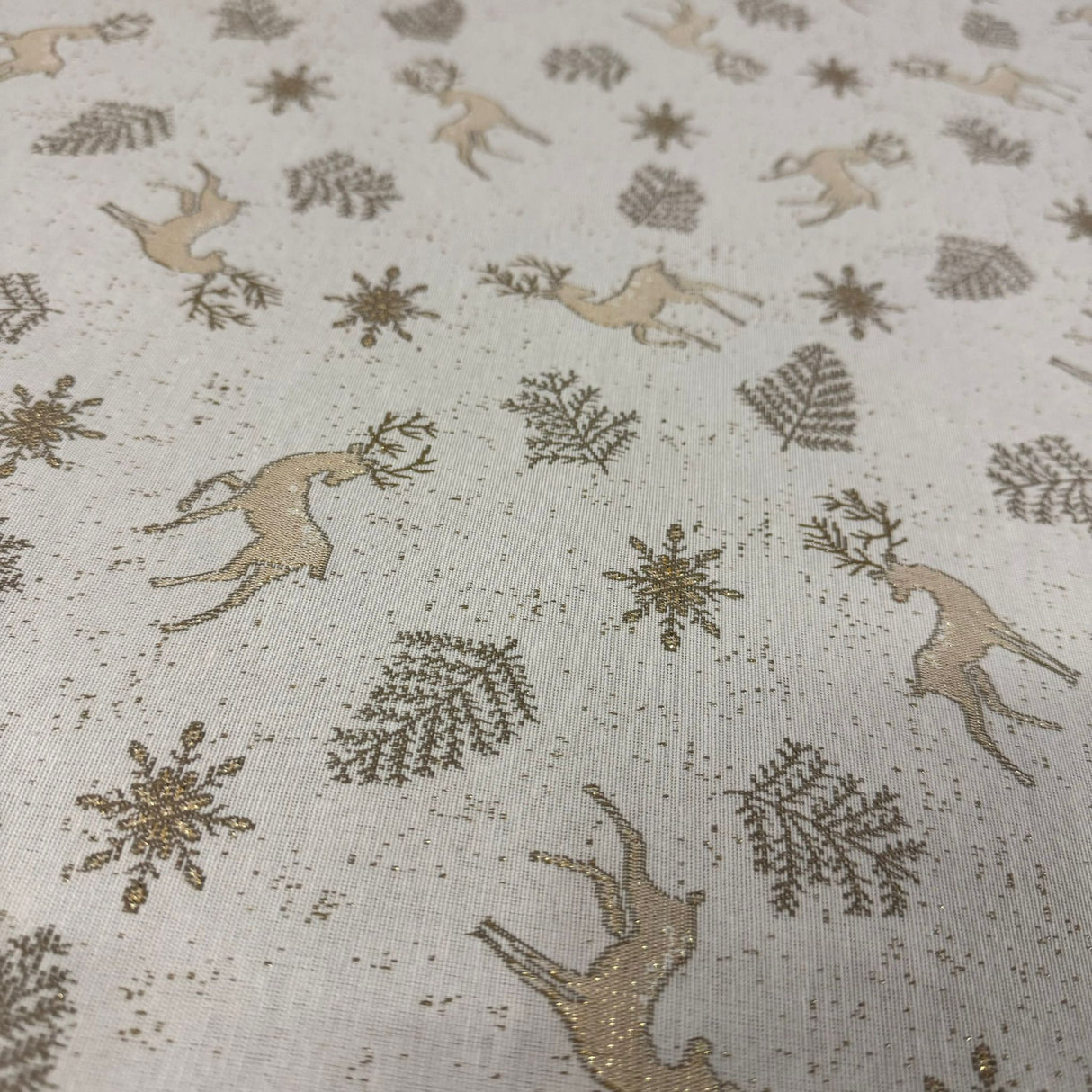 Tischdecke Winter "Florian" 85x85 cm – Goldzapfen und Rehe in festlichem Design   von Wimpelberg