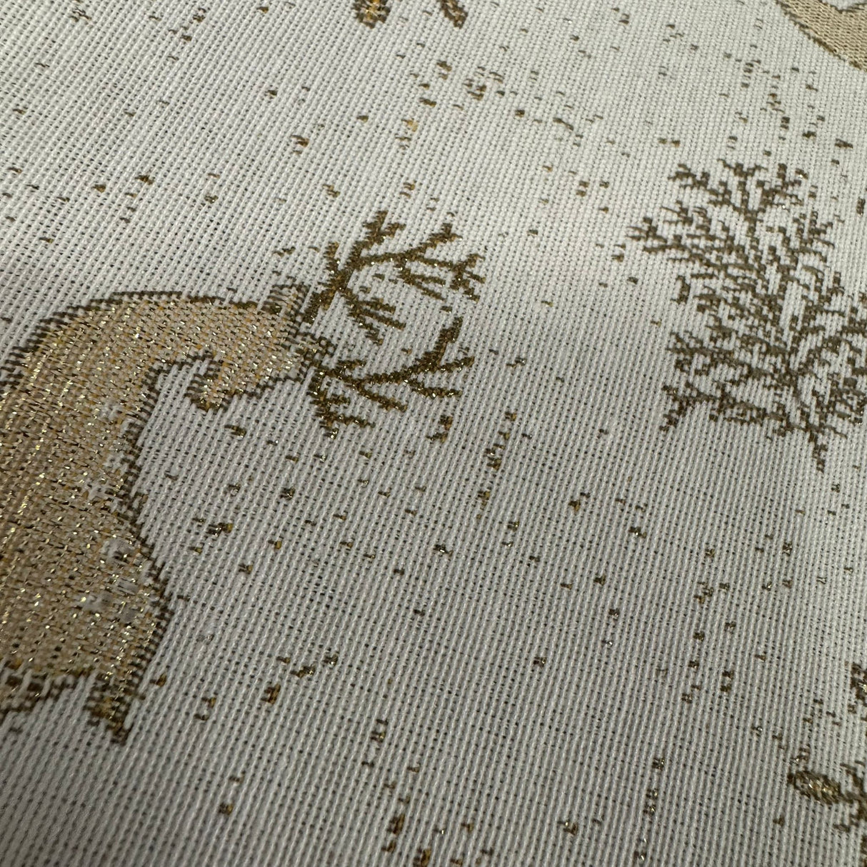 Tischdecke Winter "Florian" 85x85 cm – Goldzapfen und Rehe in festlichem Design   von Wimpelberg